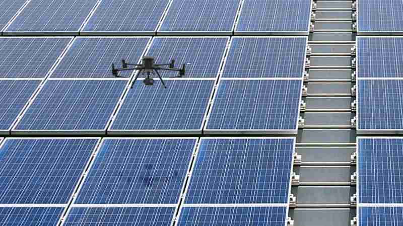 菠菜论坛以无人机搭配IR Sensor热显像技术进行全方面模块健检，，，，有效降低人力成本并提升发电量