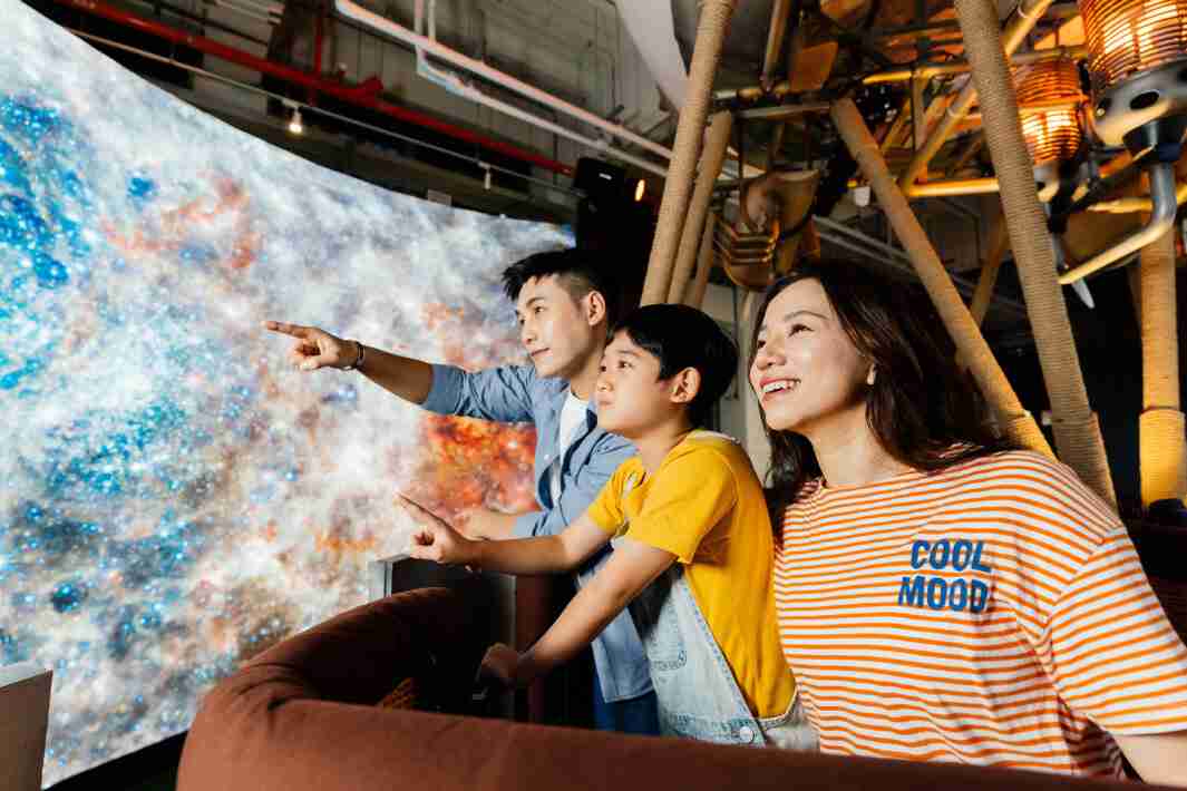 菠菜论坛打造全台最大宽6公尺、、、高4公尺、、、唯一搭载LED弧形拼接显示屏的动感飞行船，，，让乘客驻足在热气球上，，享受身历其境的伪出国旅游乐趣