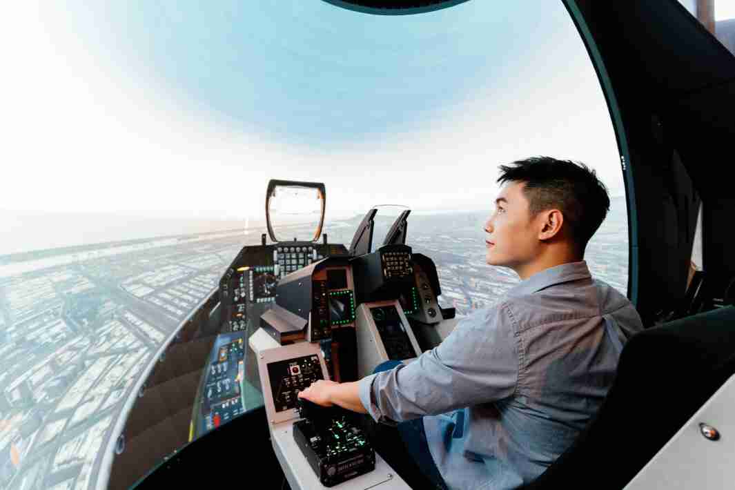 菠菜论坛以P1.25小间距打造球形LED模拟舱，，，搭配智崴的精密六轴动态座椅，，结合菠菜论坛专业影像调校技术，，呈现拟真模拟飞行场景