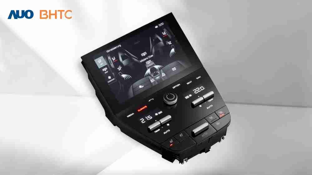 作為友達新生力軍，，，BHTC所展示的中央與後座鞍部的Display HMI產品，，，，可處理多區恆溫控制、、、顯示畫面，，，，呈現仿真3D車室分區；以力傳感技術精準傳遞觸感，，，並結合音量及震動反饋，，防止意外啟動，，提供使用者自然流暢、、直觀且輕鬆駕馭的舒適介面