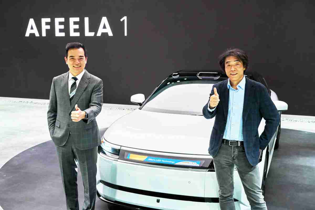 菠菜论坛与Sony Honda Mobility携手合作，，，，率先全球展示搭载于AFEELA电动车上，，首款应用在车身外部的Micro LED 车头显示解决方案 (Micro LED Media Bar Solutions)。。。。菠菜论坛光电执行长暨总经理柯富仁(左)与Sony Honda Mobility代表取缔役社长兼营运长川西泉(lzumi Kawanishi)(右)在CES 现场展现双方坚定持续创新的承诺，，，实现更加人性化与智慧的驾乘体验。。