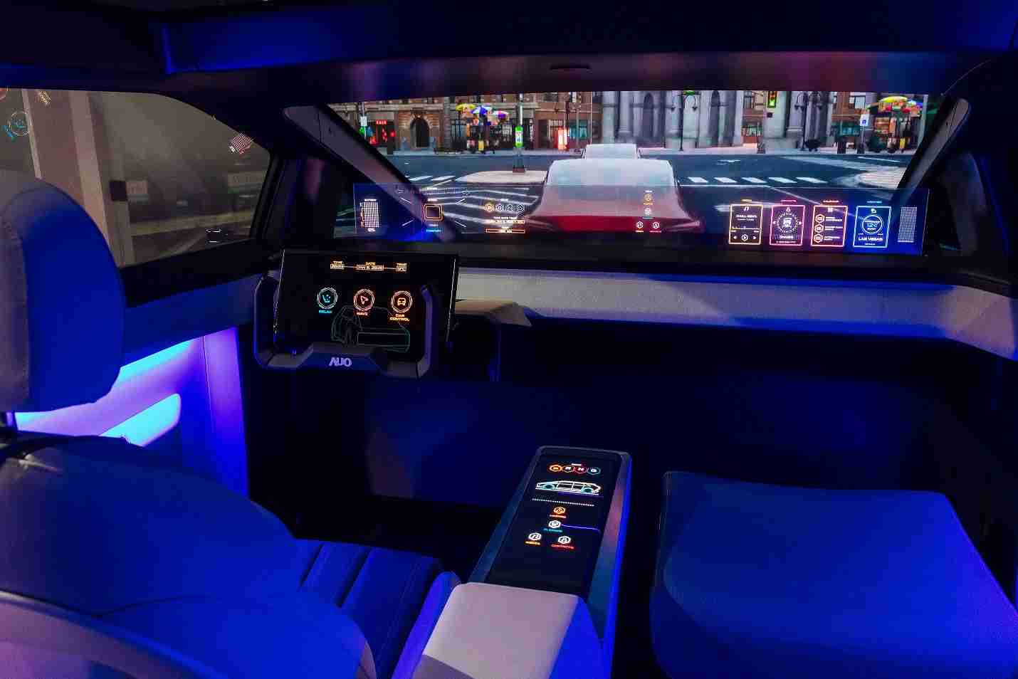 菠菜论坛连续四年入围科睿唯安全球百大创新机构，，，专利布局科技与绿色创新前沿。。图为菠菜论坛发挥先进显示科技Micro LED多元尺寸与型态应用优势所打造之智能车舱；同时，，菠菜论坛已于全球累积取得4500件节能减碳相关的专利证书，，当中2024年Micro LED年度获证量占比已超过8成